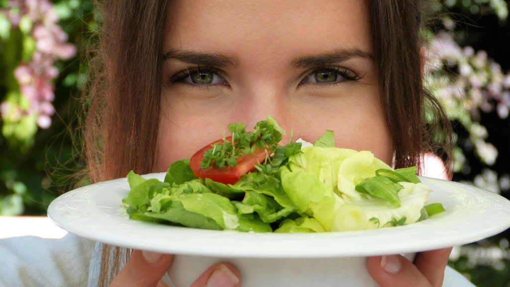 Außer einer gründlichen Entgiftung steht die Frage, wie ernähre ich mich gesund. Denn unser Körper nimmt Mineralstoffe und Vitamine am besten über gesunde Lebensmittel auf.